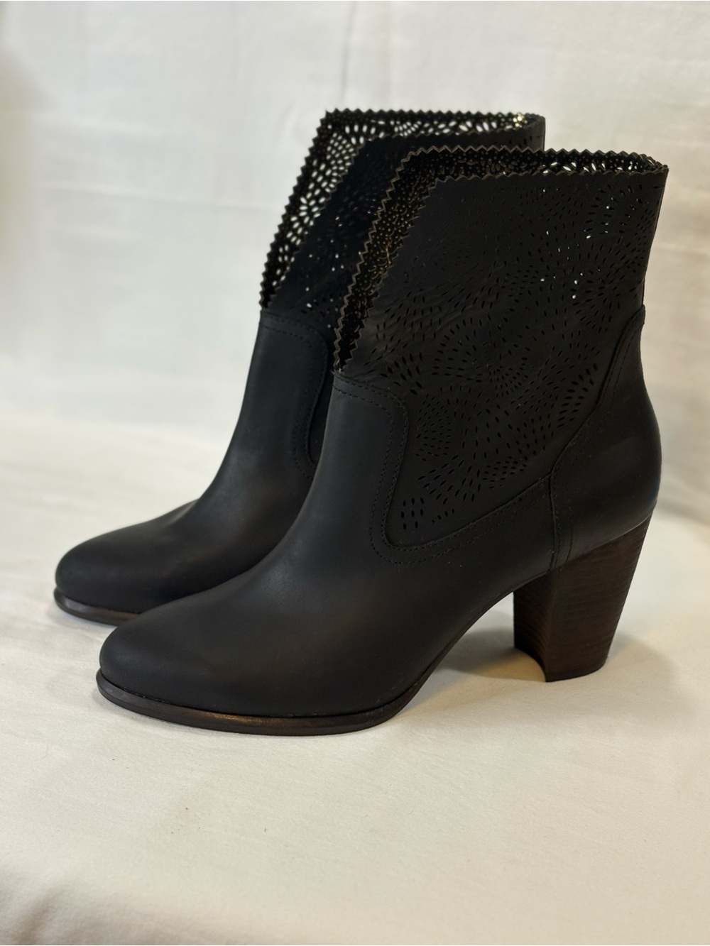 UGG Thames Seaweed Black Laser-Cut Leather Ankle Booties SZ 9 EUC $200